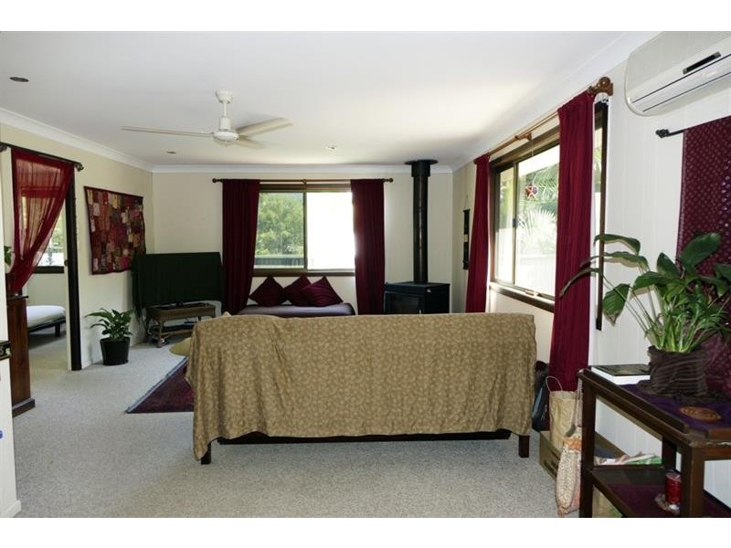 8 Blacksmiths Lane, Uki NSW 2484