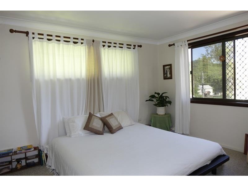 8 Blacksmiths Lane, Uki NSW 2484