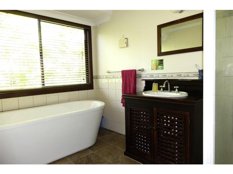 8 Blacksmiths Lane, Uki NSW 2484