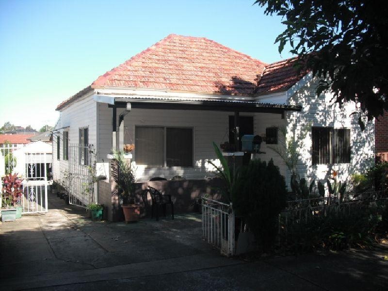 4 Walter  St, Roselands NSW 2196