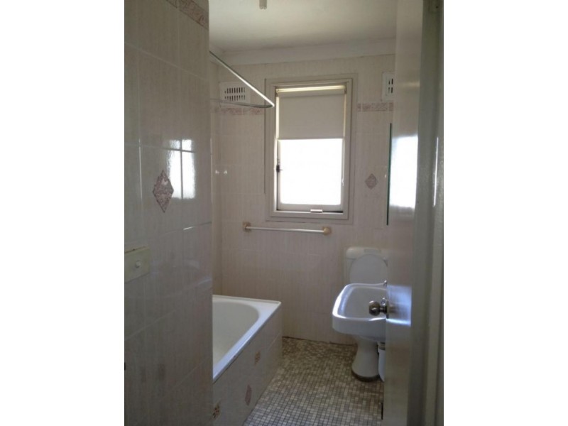 4 Belah Pl, Macquarie Fields NSW 2564