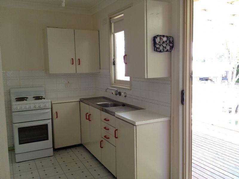 4 Belah Pl, Macquarie Fields NSW 2564