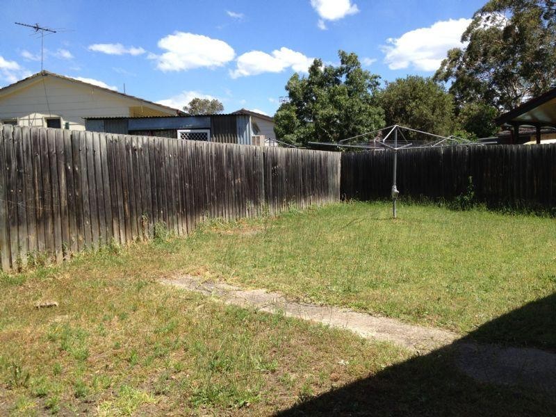 4 Belah Pl, Macquarie Fields NSW 2564