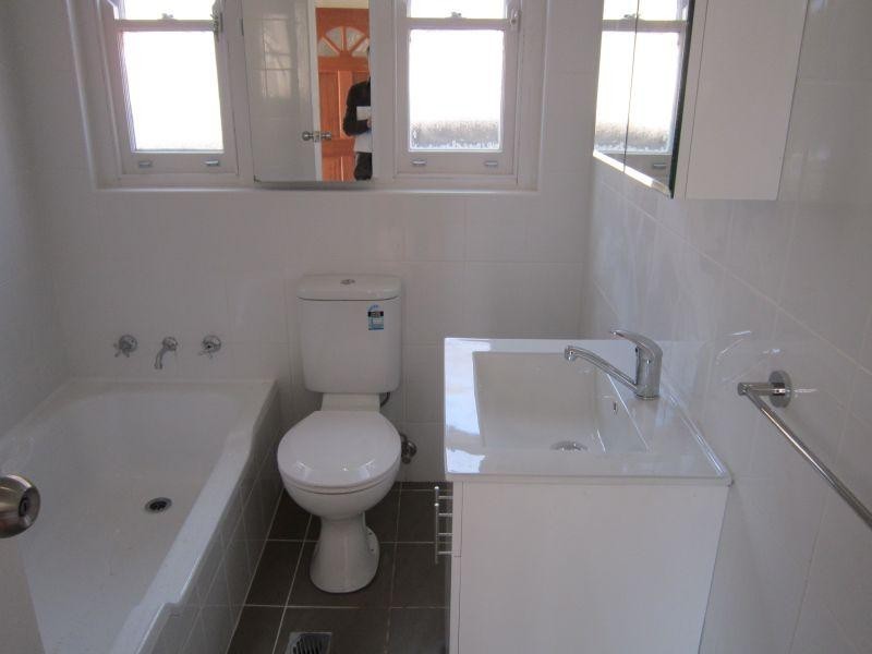 5 ENOGGERA Rd, Beverly Hills NSW 2209