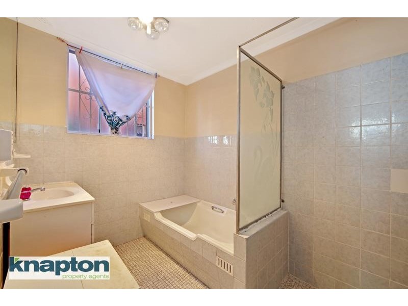 2/18 Phillip St, Roselands NSW 2196