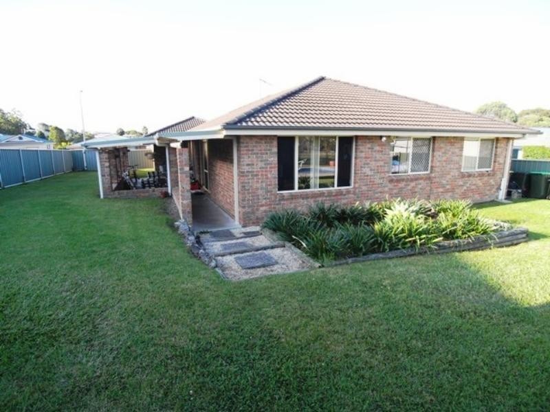 8 Country Club Dr, Wingham NSW 2429