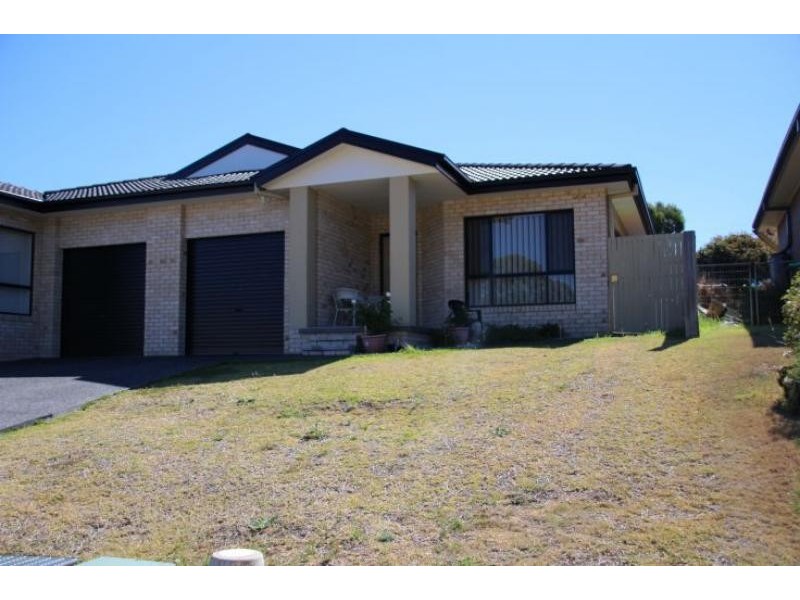 2/10 Bahanas Cl, Wingham NSW 2429