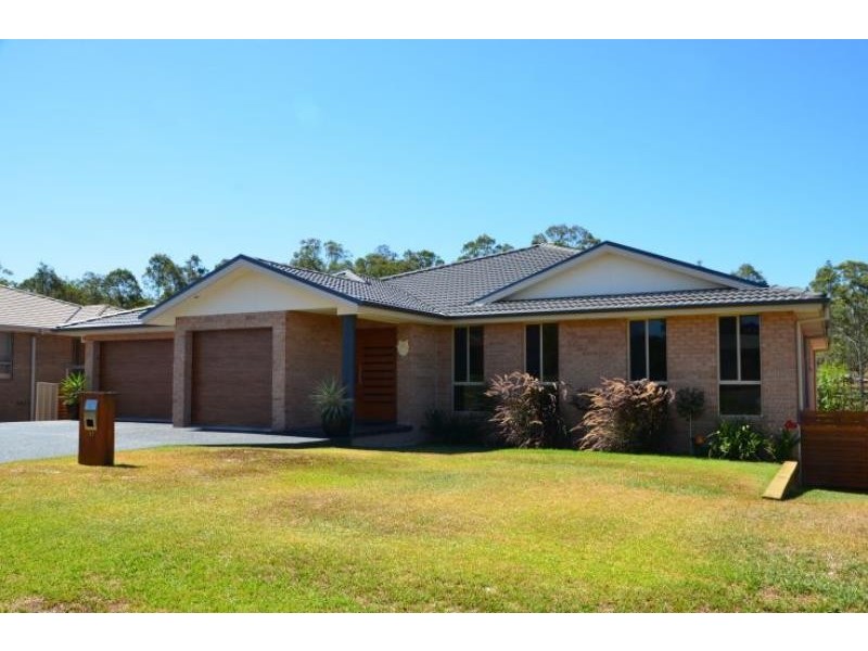 17 Country Club Dr, Wingham NSW 2429