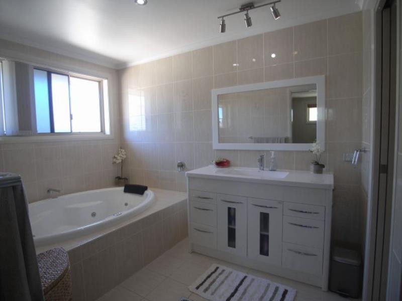 17 Country Club Dr, Wingham NSW 2429