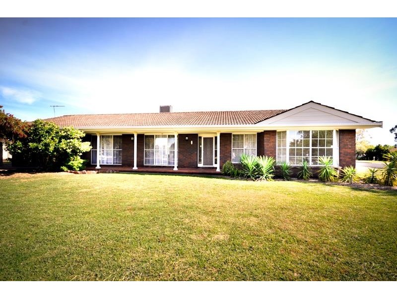 1 Sommerville Pl, Dubbo NSW 2830