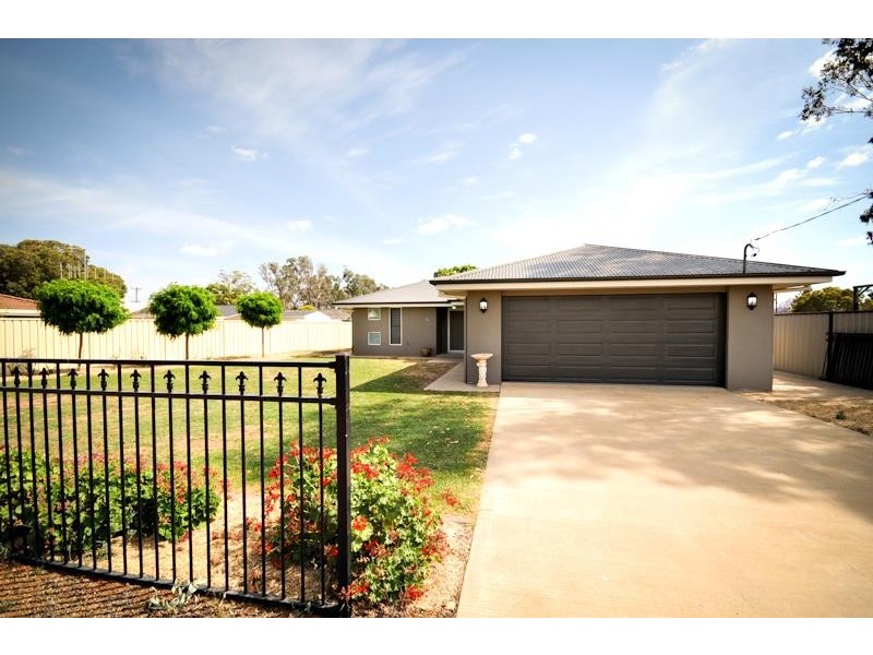 102 Moss Ave, Narromine NSW 2821