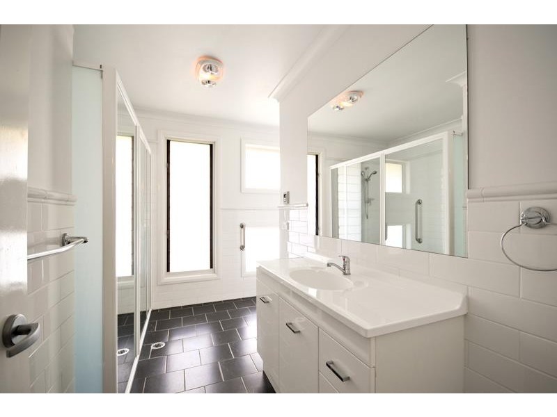 102 Moss Ave, Narromine NSW 2821