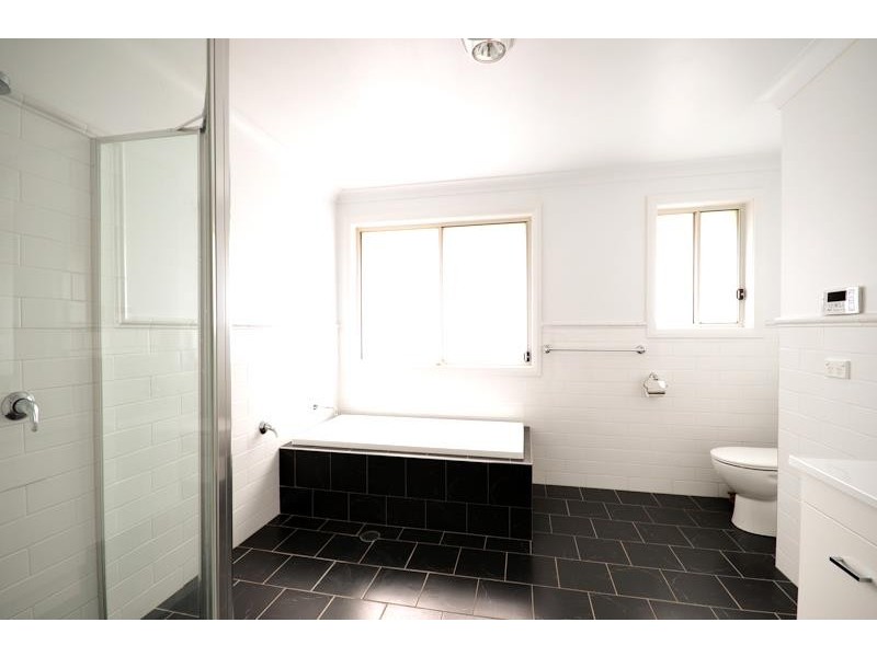 102 Moss Ave, Narromine NSW 2821