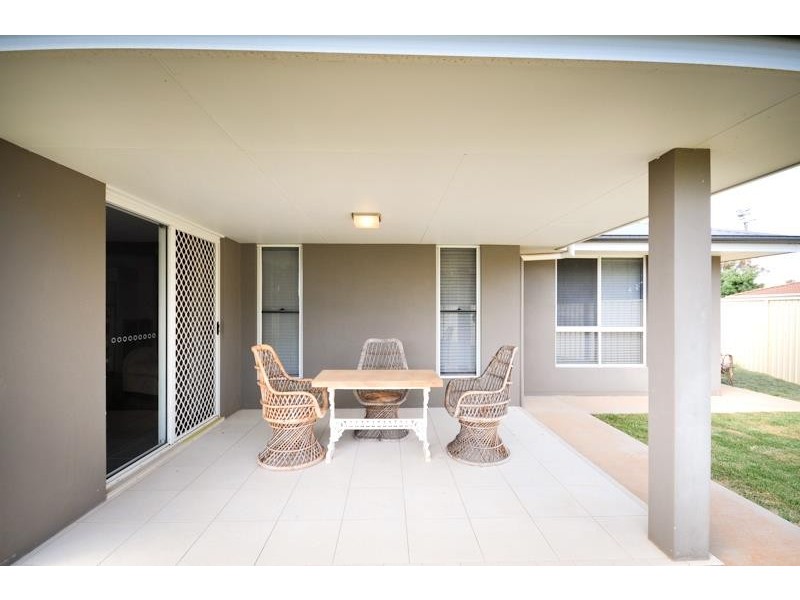 102 Moss Ave, Narromine NSW 2821