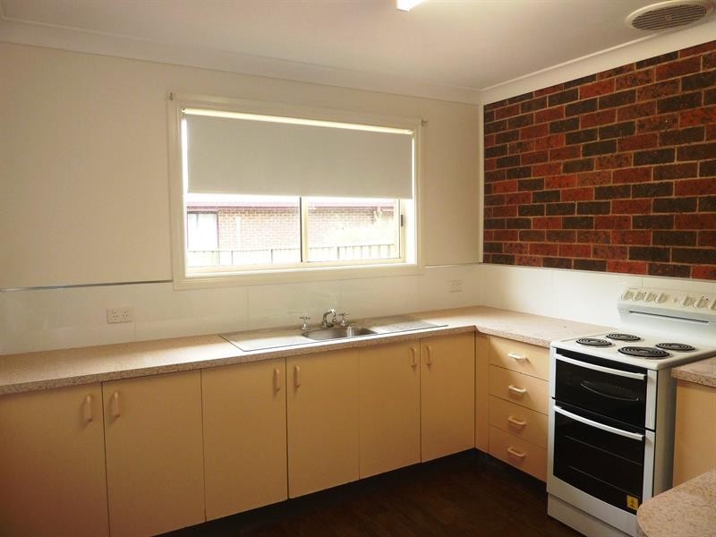 2/1 Light Pl, Dubbo NSW 2830