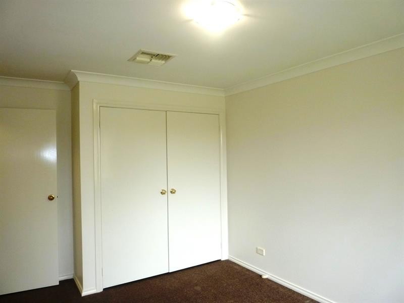 2/1 Light Pl, Dubbo NSW 2830