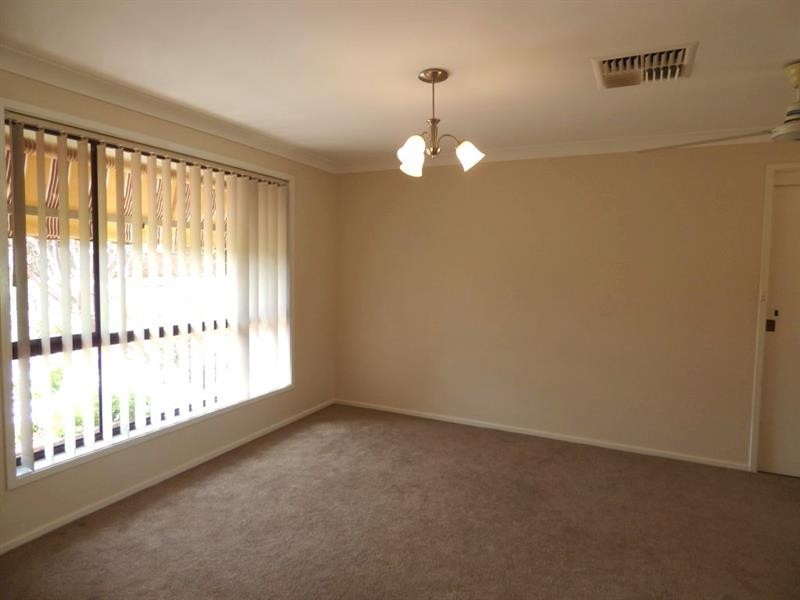 4 Balmoral Pl, Dubbo NSW 2830