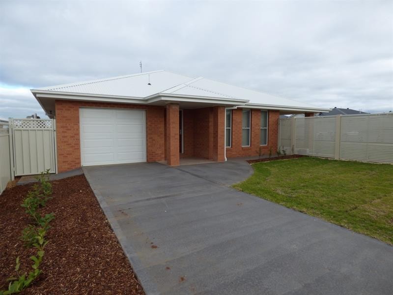 42 Lansdowne Dr, Dubbo NSW 2830
