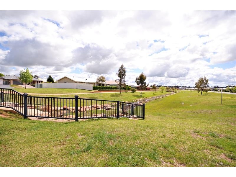 32  Cypress Point Dr, Dubbo NSW 2830