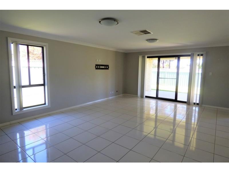12 Glenshee St, Dubbo NSW 2830