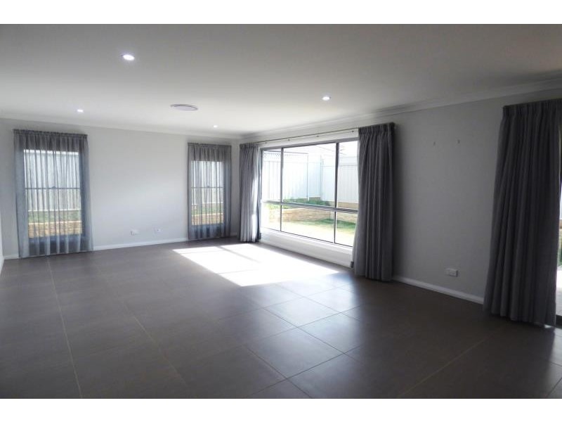 19 Lansdowne Dr, Dubbo NSW 2830