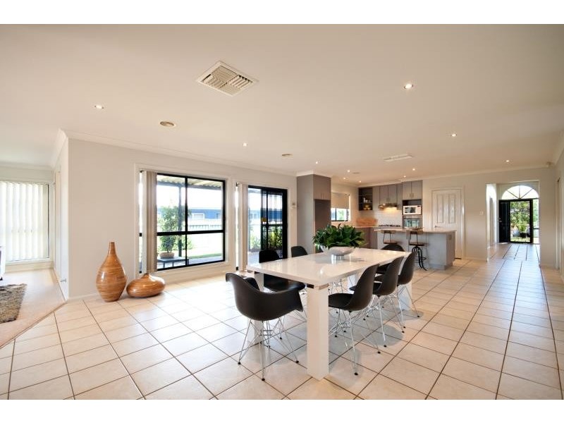 11 Robina Cres, Dubbo NSW 2830