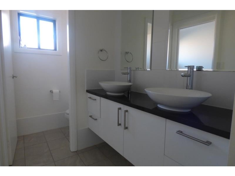 8 Windsor Pde, Dubbo NSW 2830