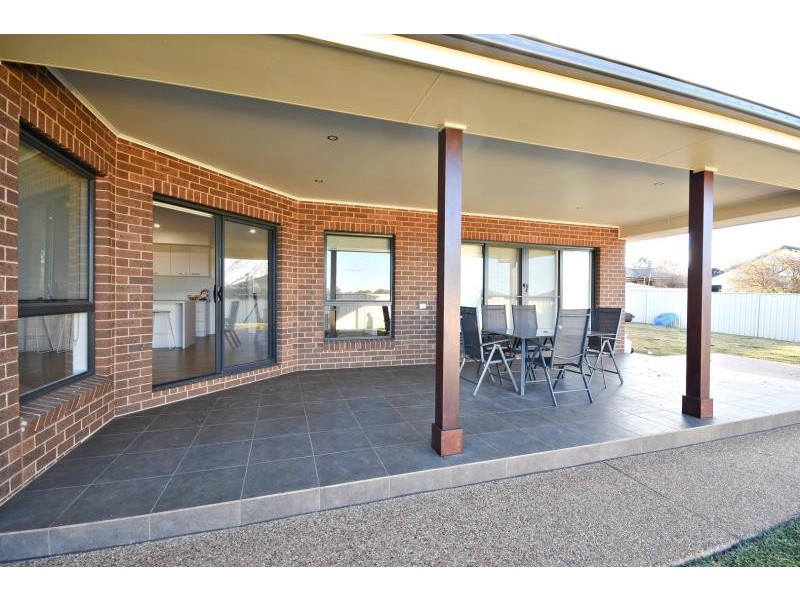 65 Lakeside Cct, Dubbo NSW 2830