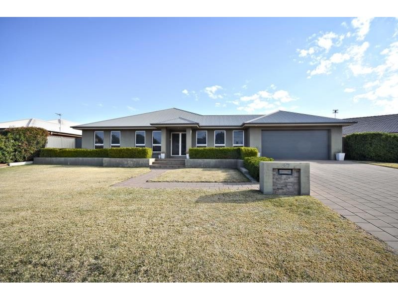 37  Lakeside Cct, Dubbo NSW 2830