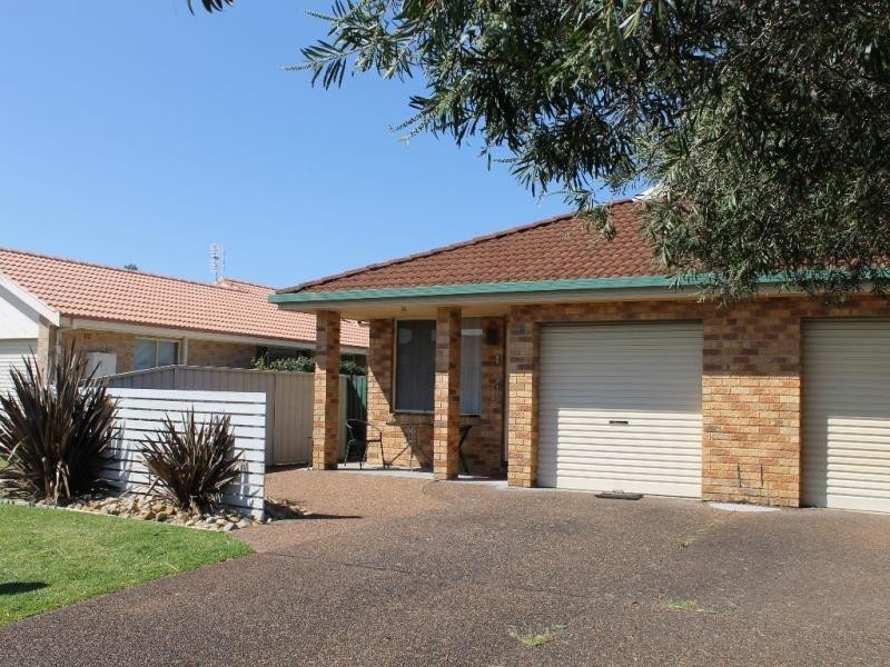 1/8 Tofino Cl, Pelican NSW 2281