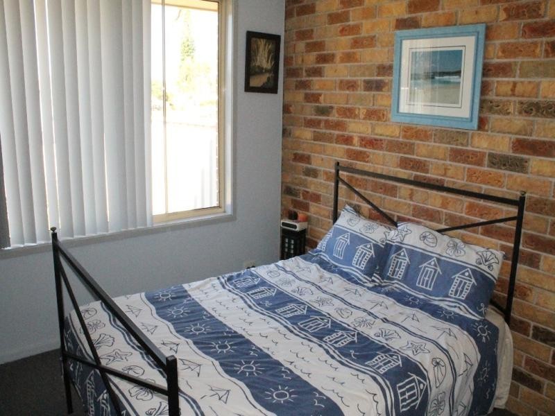 1/8 Tofino Cl, Pelican NSW 2281