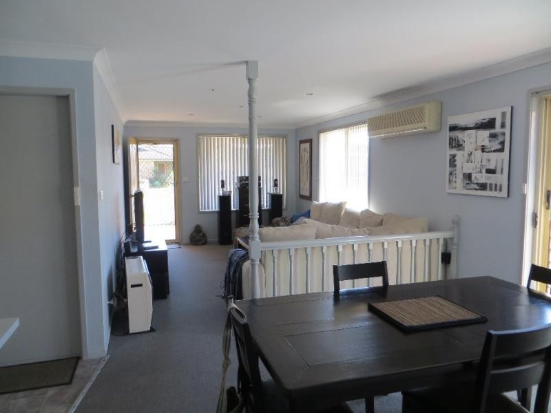1/8 Tofino Cl, Pelican NSW 2281