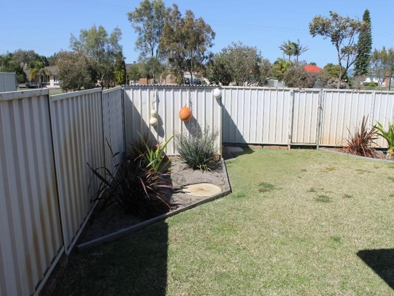 1/8 Tofino Cl, Pelican NSW 2281