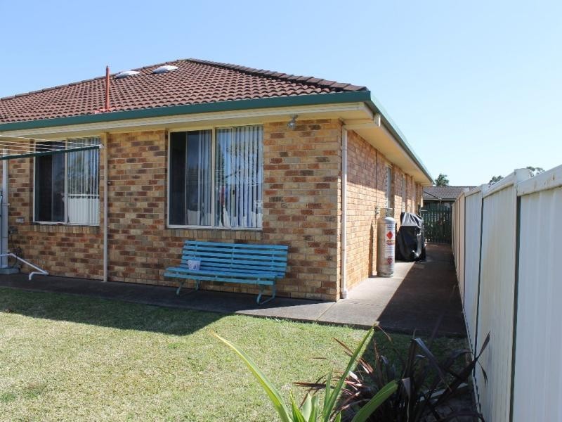 1/8 Tofino Cl, Pelican NSW 2281