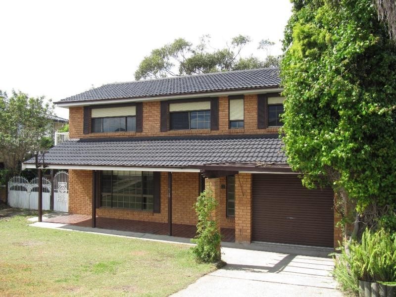 74 Macquarie Gr, Caves Beach NSW 2281