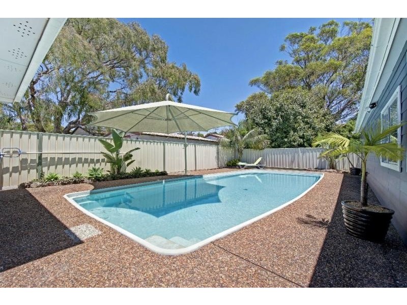 147 Macquarie Gr, Caves Beach NSW 2281