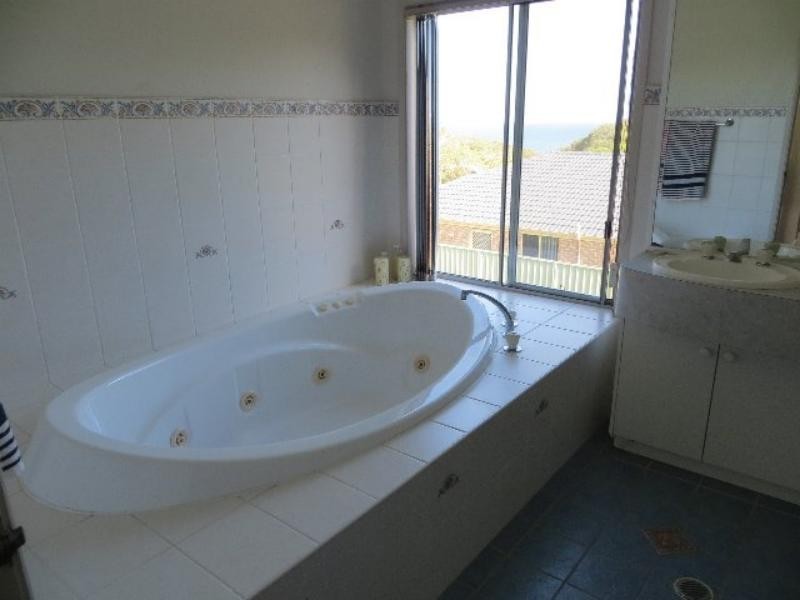 19 Spoon Rocks  Rd, Caves Beach NSW 2281