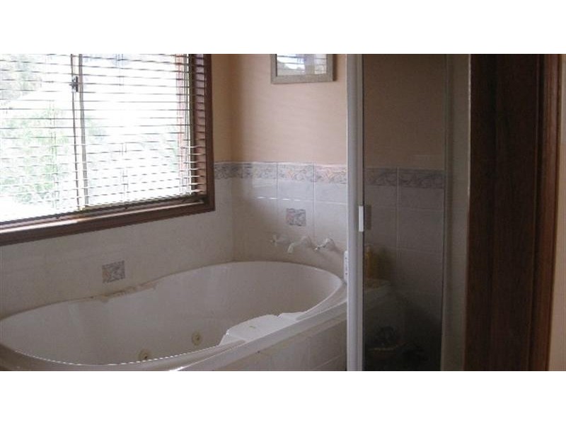 6 Seacliff Pl, Caves Beach NSW 2281