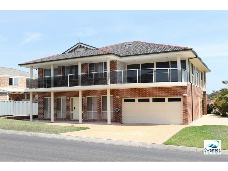 4 Galleon Cl, Caves Beach NSW 2281