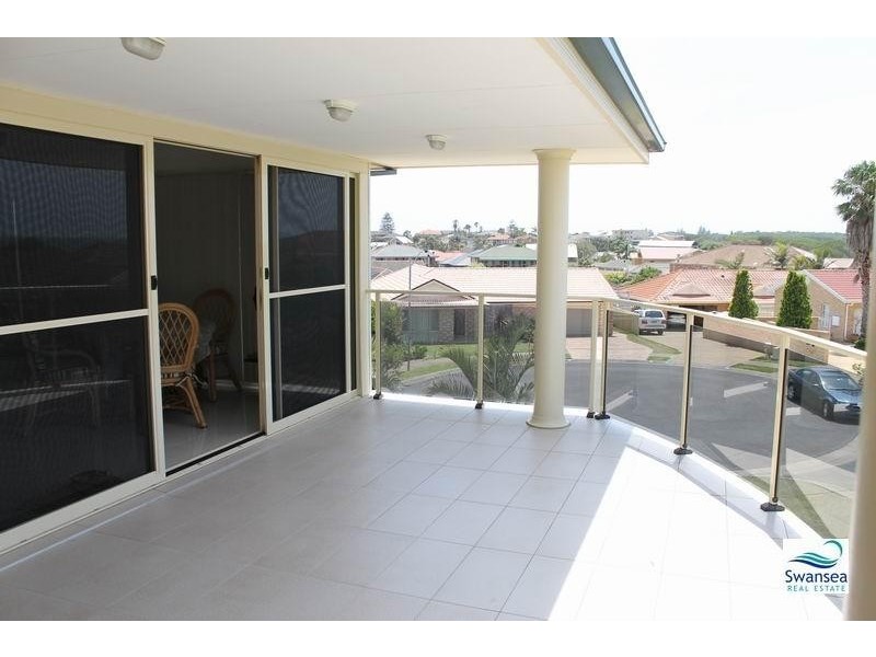 4 Galleon Cl, Caves Beach NSW 2281