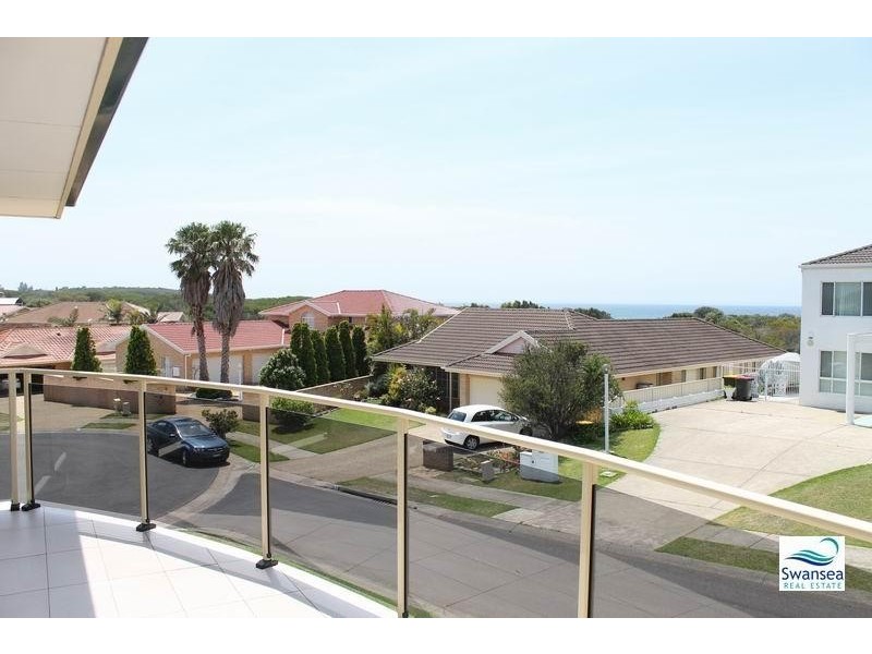 4 Galleon Cl, Caves Beach NSW 2281