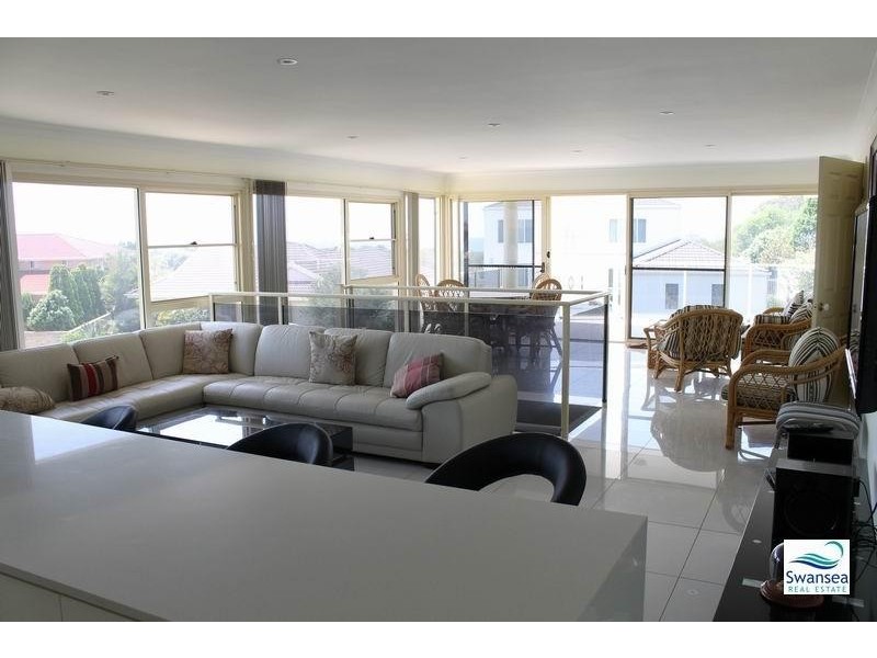 4 Galleon Cl, Caves Beach NSW 2281