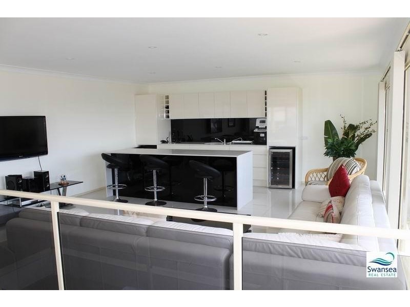 4 Galleon Cl, Caves Beach NSW 2281