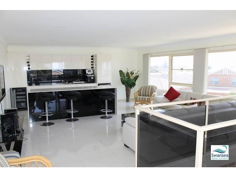 4 Galleon Cl, Caves Beach NSW 2281