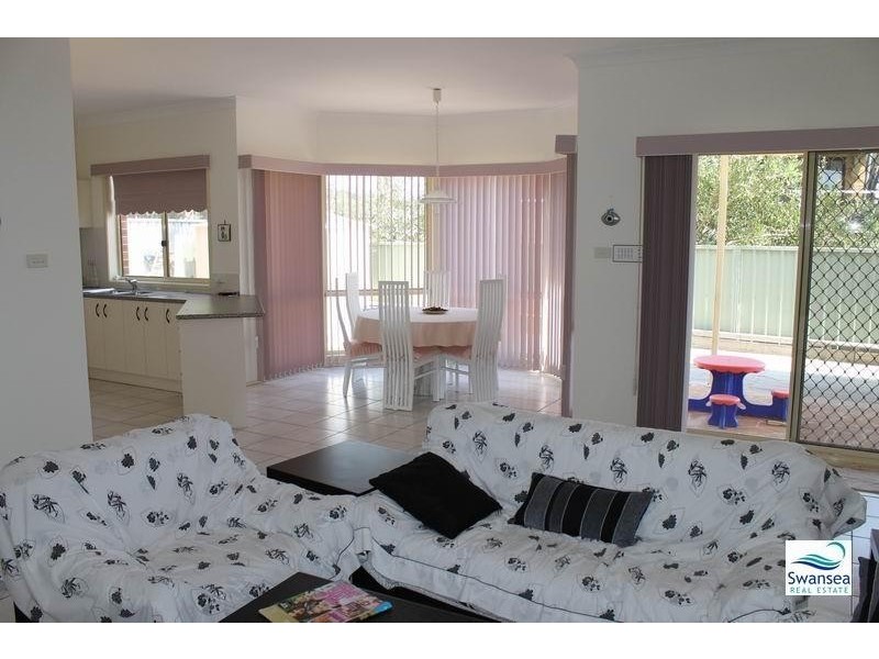 4 Galleon Cl, Caves Beach NSW 2281