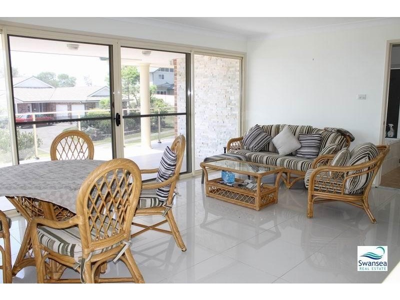 4 Galleon Cl, Caves Beach NSW 2281