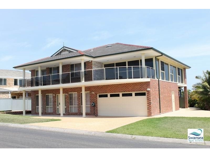 4 Galleon Cl, Caves Beach NSW 2281