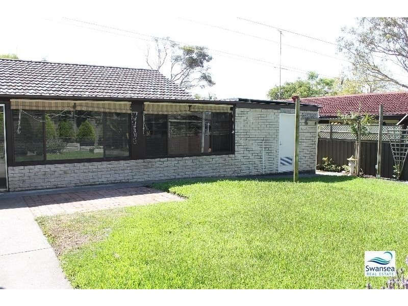 162 Macquarie Gr, Caves Beach NSW 2281