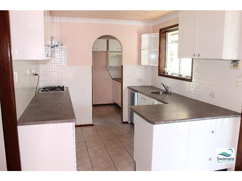 162 Macquarie Gr, Caves Beach NSW 2281