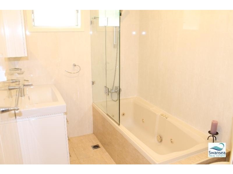 162 Macquarie Gr, Caves Beach NSW 2281